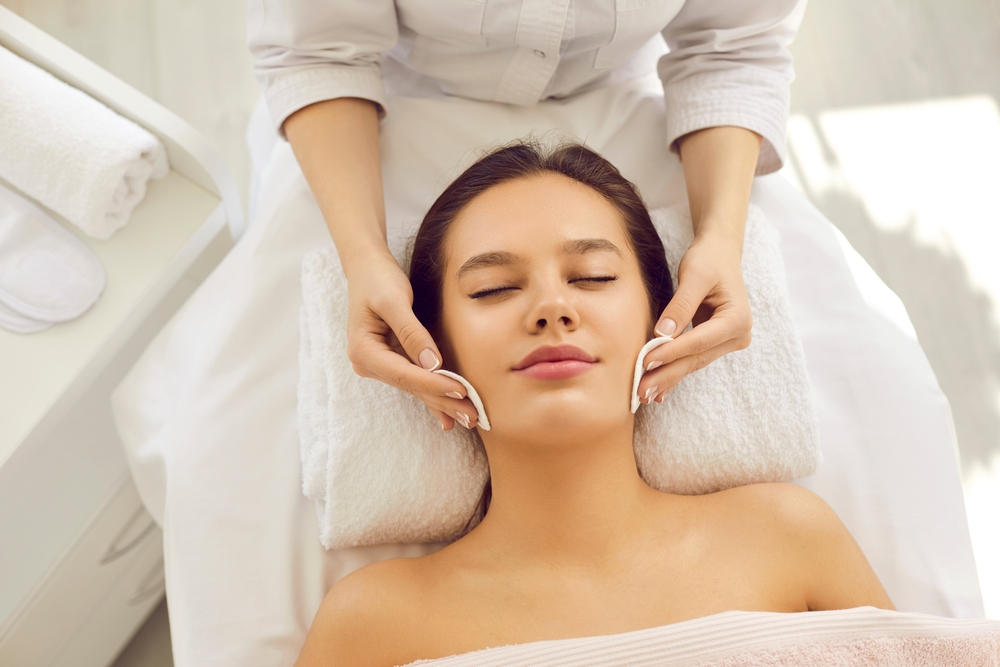 A soothing cleansing session in preparation for a hydrojelly facial.